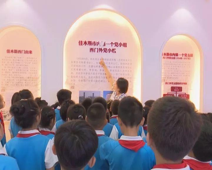 蔡依林立场被质疑后首露面，约闺蜜聚会未因被抵制影响心情，你怎么看？游戏画面